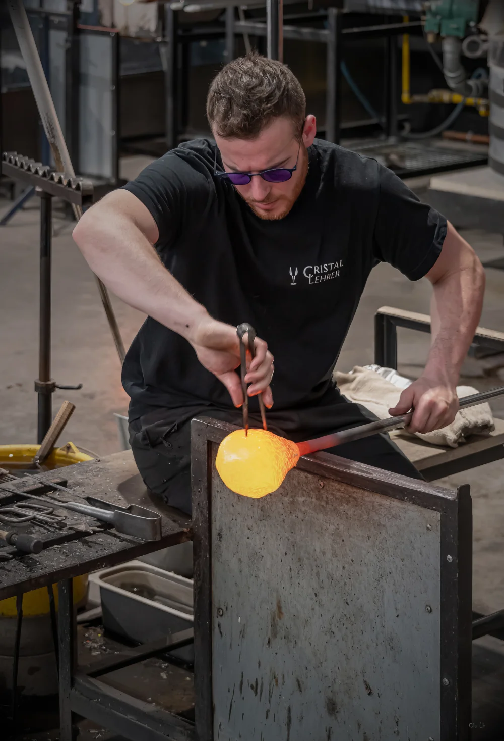 Cristallerie Lehrer — souffleur de verre façonnant le cristal en fusion